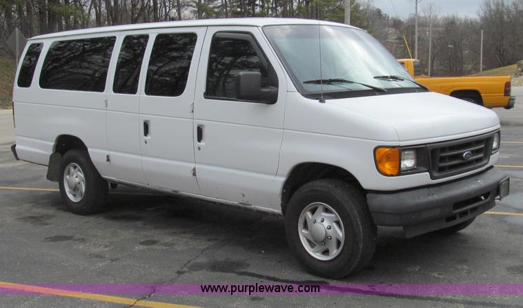 image for item E3696 2004 Ford E350 XL van