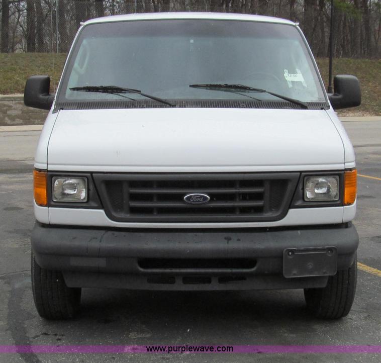image for item E3696 2004 Ford E350 XL van