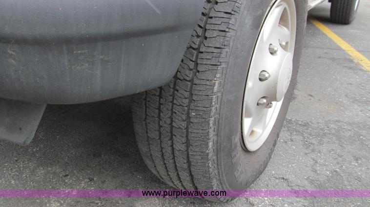 image for item E3696 2004 Ford E350 XL van