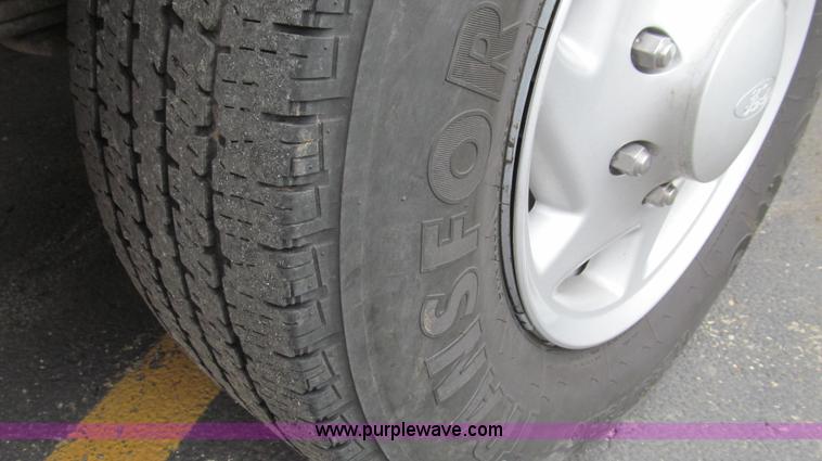 image for item E3696 2004 Ford E350 XL van