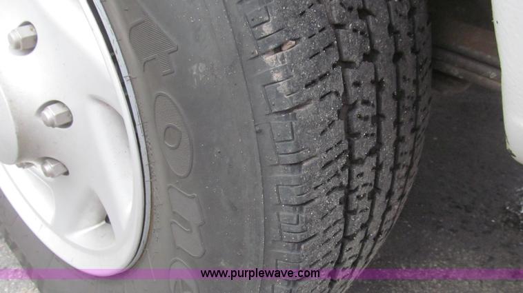 image for item E3696 2004 Ford E350 XL van