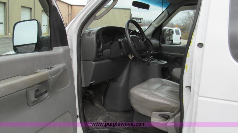 image for item E3696 2004 Ford E350 XL van