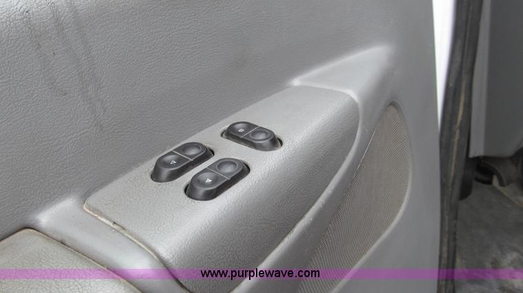 image for item E3696 2004 Ford E350 XL van