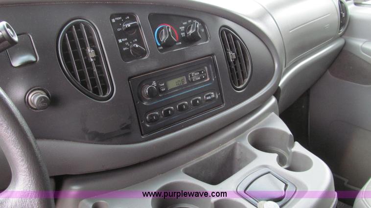image for item E3696 2004 Ford E350 XL van
