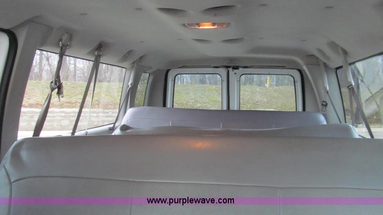image for item E3696 2004 Ford E350 XL van