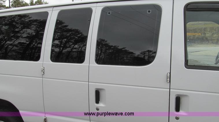 image for item E3696 2004 Ford E350 XL van