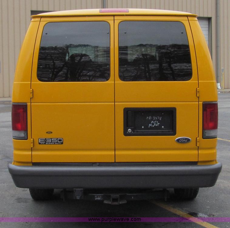 image for item E3697 2005 Ford E350 XL van