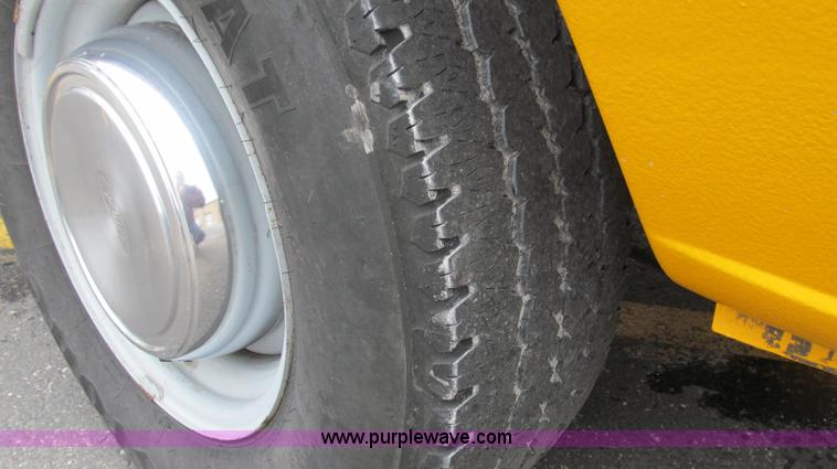 image for item E3697 2005 Ford E350 XL van