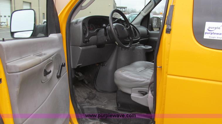 image for item E3697 2005 Ford E350 XL van