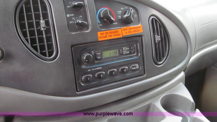 image for item E3697 2005 Ford E350 XL van