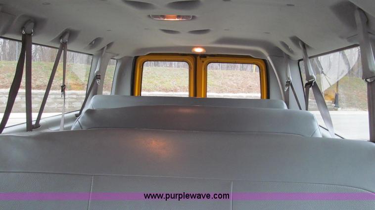 image for item E3697 2005 Ford E350 XL van