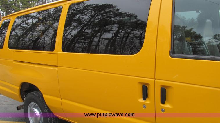 image for item E3697 2005 Ford E350 XL van