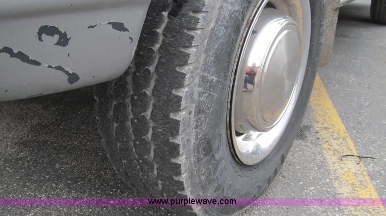 image for item E3698 2000 Ford E350 XL van