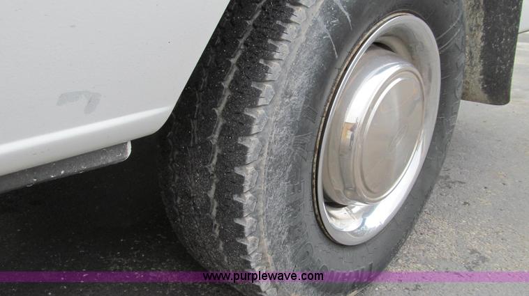 image for item E3698 2000 Ford E350 XL van