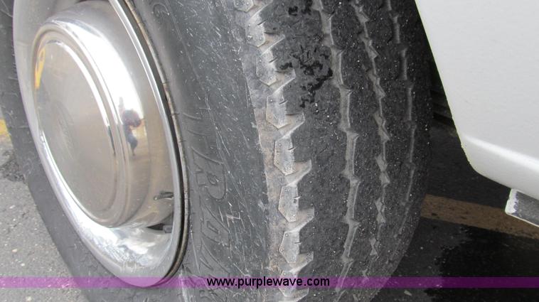 image for item E3698 2000 Ford E350 XL van