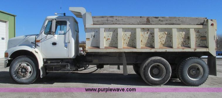image for item E3746 2000 International 4900 dump truck