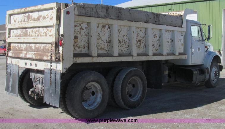 image for item E3746 2000 International 4900 dump truck