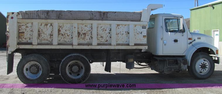 image for item E3746 2000 International 4900 dump truck