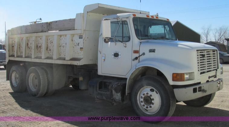 image for item E3746 2000 International 4900 dump truck