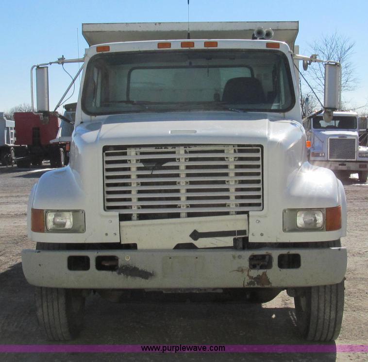 image for item E3746 2000 International 4900 dump truck