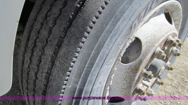 image for item E3746 2000 International 4900 dump truck