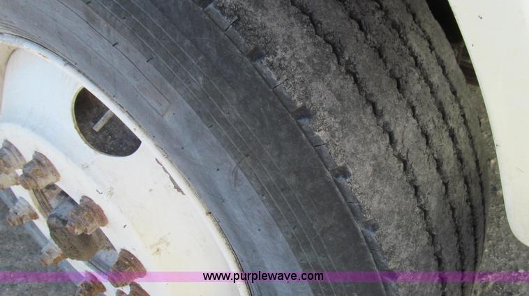 image for item E3746 2000 International 4900 dump truck