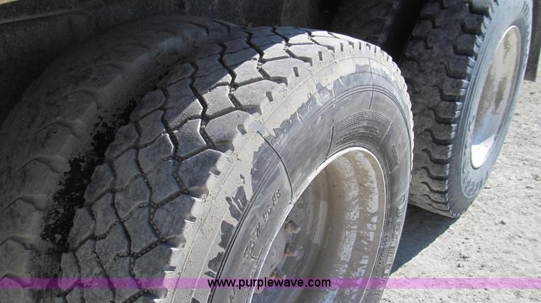 image for item E3746 2000 International 4900 dump truck