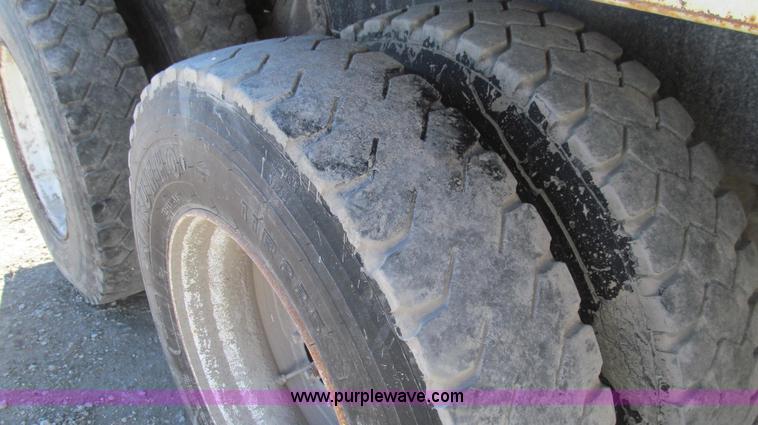 image for item E3746 2000 International 4900 dump truck