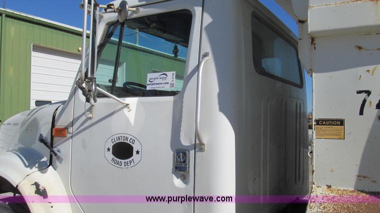 image for item E3746 2000 International 4900 dump truck