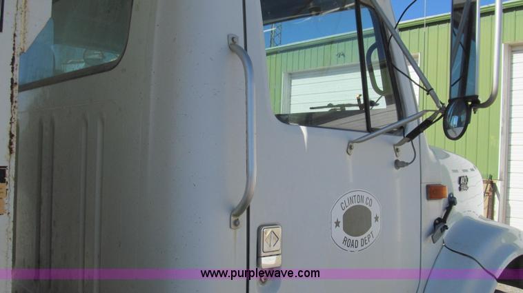 image for item E3746 2000 International 4900 dump truck