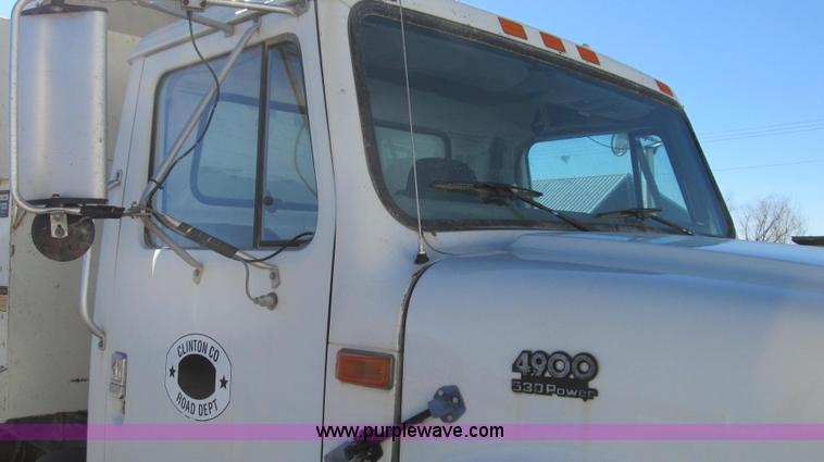 image for item E3746 2000 International 4900 dump truck