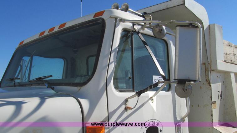 image for item E3746 2000 International 4900 dump truck