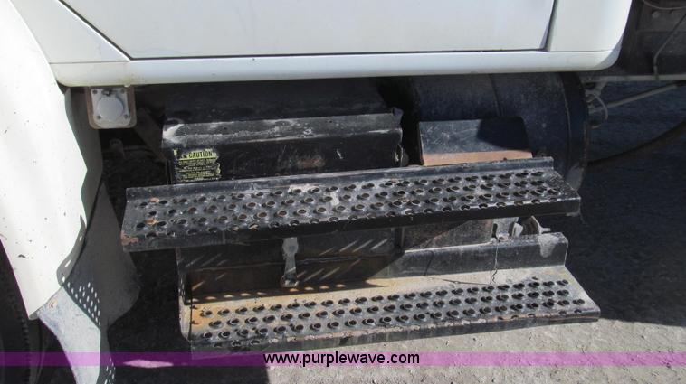 image for item E3746 2000 International 4900 dump truck