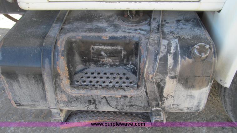 image for item E3746 2000 International 4900 dump truck