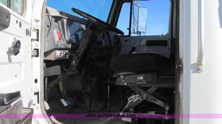 image for item E3746 2000 International 4900 dump truck