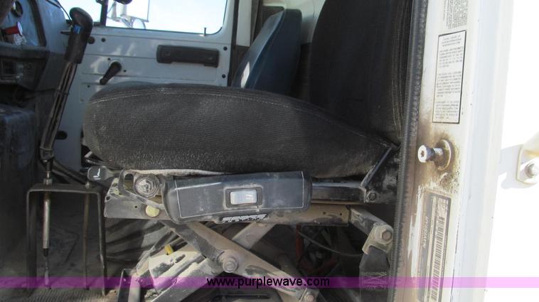 image for item E3746 2000 International 4900 dump truck