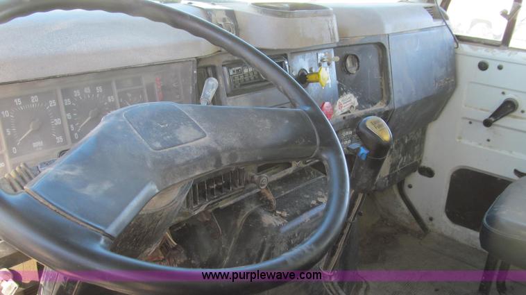 image for item E3746 2000 International 4900 dump truck