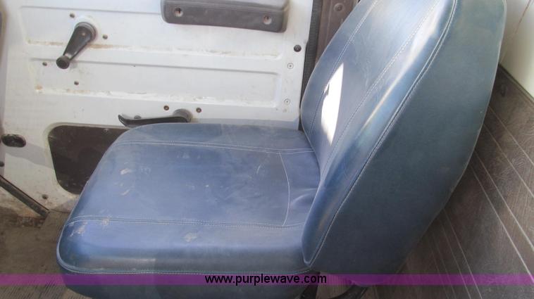 image for item E3746 2000 International 4900 dump truck