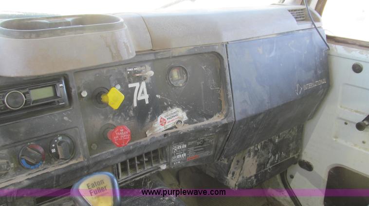 image for item E3746 2000 International 4900 dump truck