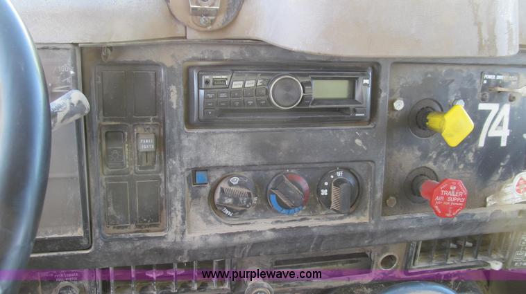 image for item E3746 2000 International 4900 dump truck