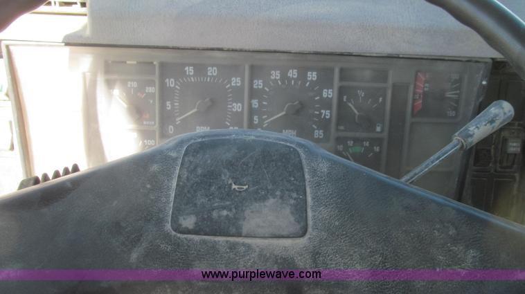 image for item E3746 2000 International 4900 dump truck