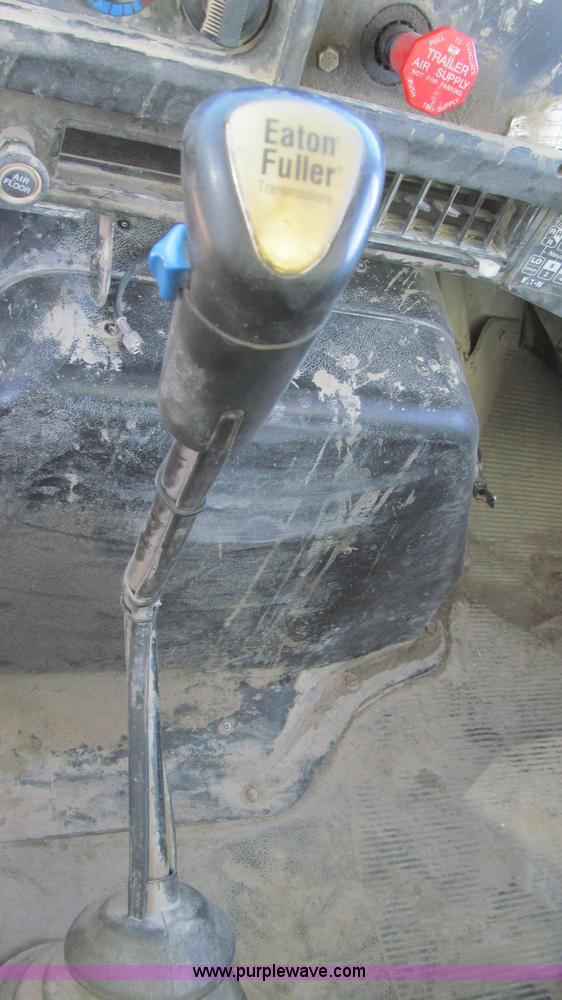 image for item E3746 2000 International 4900 dump truck