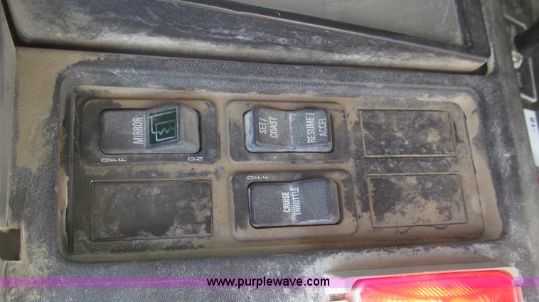 image for item E3746 2000 International 4900 dump truck