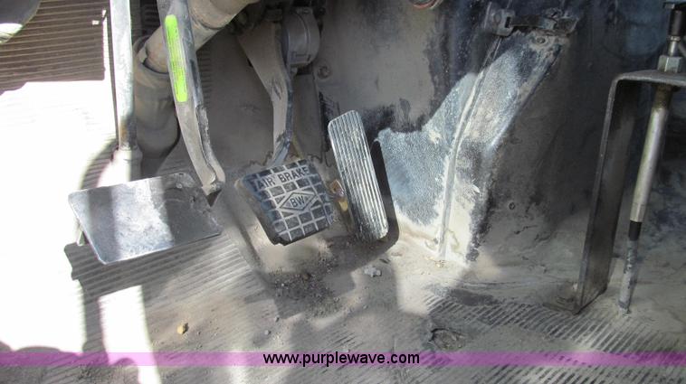 image for item E3746 2000 International 4900 dump truck