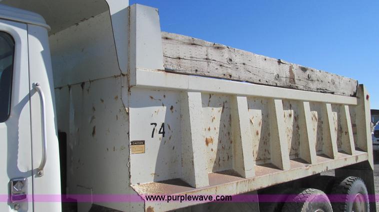 image for item E3746 2000 International 4900 dump truck