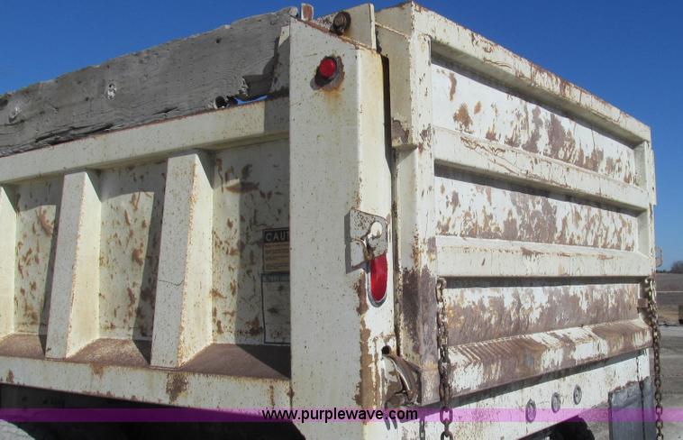 image for item E3746 2000 International 4900 dump truck