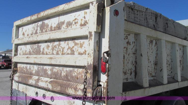 image for item E3746 2000 International 4900 dump truck