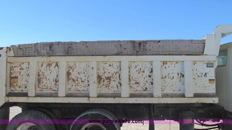 image for item E3746 2000 International 4900 dump truck