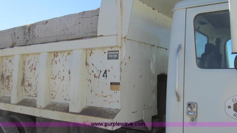 image for item E3746 2000 International 4900 dump truck