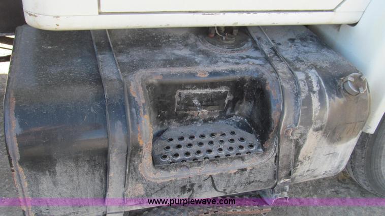 image for item E3746 2000 International 4900 dump truck